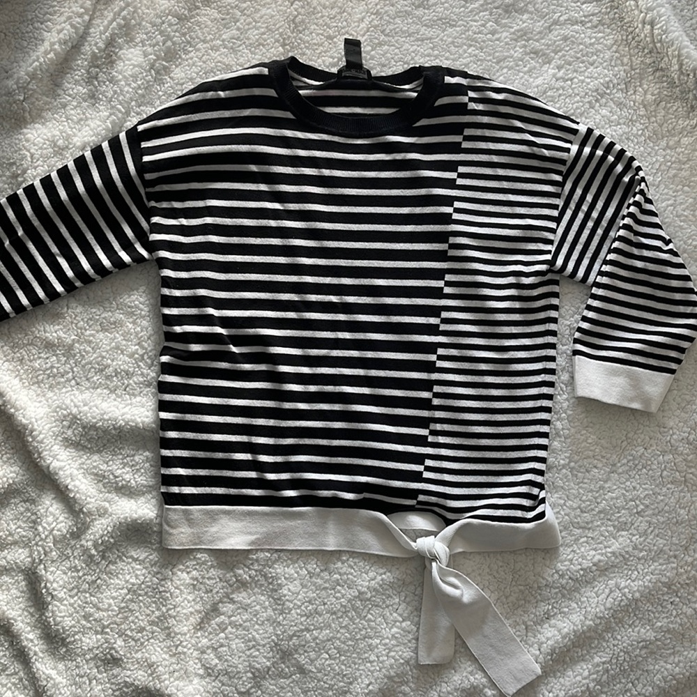 Cute black and white 1/4 sleeve sweater